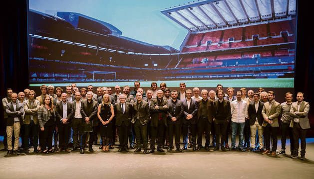 Foto de familia de los miembros de los estudios de arquitectura y empresas constructoras que están participando en el concurso.