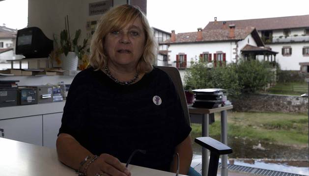 La bibliotecaria Sonia López Igartua en su puesto de la Biblioteca de Baztan en Elizondo. Ha conocido tres ubicaciones desde que empezó en 1978.