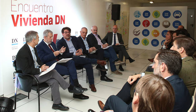 LOS PONENTES DEL ENCUENTRO . Por la izda.: José Ignacio Roldán (director de comunicación del Grupo La Información), Juan Las Navas presidente de la Asociación de Constructores Promotores de Navarra) , Miguel Ángel Díaz (tesorero del colegio de Arquitectos en Navarra), Esteban Calahorra (CEO de A10 y miembro de AINA), José María Aierdi (director gerente de Nasuvinsa) y Miguel Ángel Riezu (subdirector de Diario de Navarra).