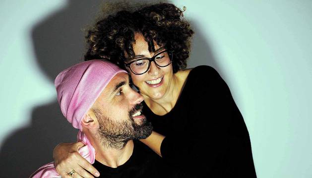 Mikel Echeverría (40 años) sonríe a su pareja, Nerea Huarte (41), afectada por dos cánceres de mama en seis años.