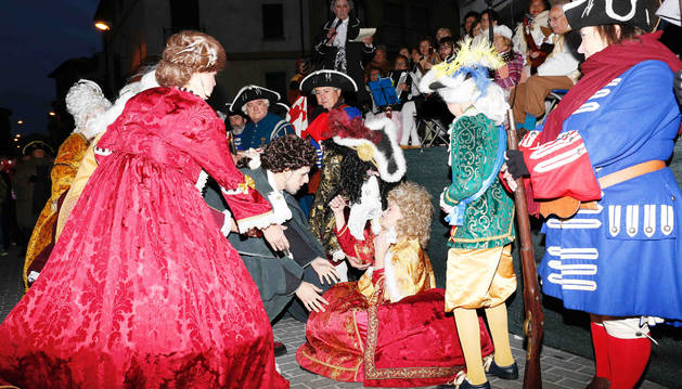 DESVANECIMIENTO DE LA REINA María Luisa de Saboya sufrió un desvanecimiento por su enfermedad durante el recorrido.