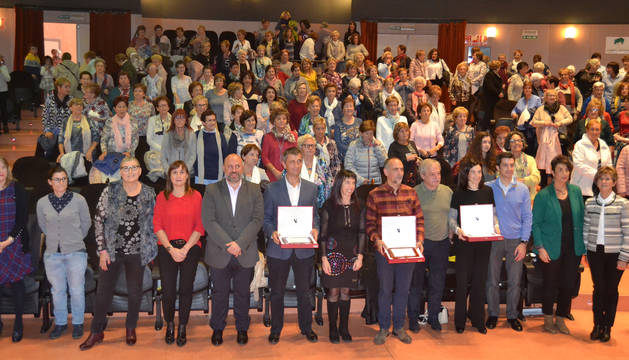 Los premiados Javier Gurpegui Insausti (Ingeteam), Roberto Pérez Elorza (programa Skolae) y doctora e investigadora Marta Alonso, entre los ponentes y delante del público.