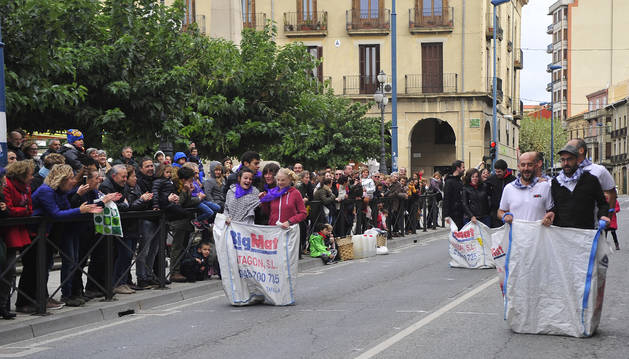 La carrera de sacos, con 4 personas en el interior, fue uno de los momentos más divertidos y emocionantes del Inter Barrios.