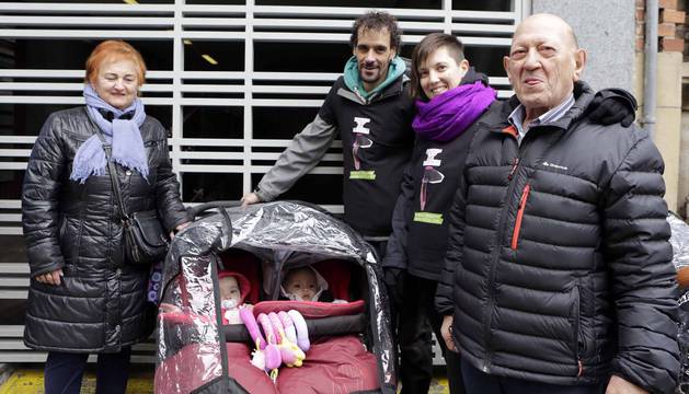 Patricia Caridad Lerena (segunda por la derecha), ayer junto a sus mellizas de un año, Laia y Ariane, su marido y sus padres.