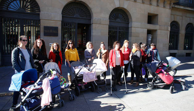 Algunas de las madres que reclaman la devolución del IRPF retenido, antes de su reunión con la presidenta Uxue Barkos del pasado martes en el Palacio de Navarra.