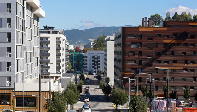 Vista de una calle del nuevo barrio de Lezkairu en la capital navarra. Muchos vecinos habrán firmado hipoetca.