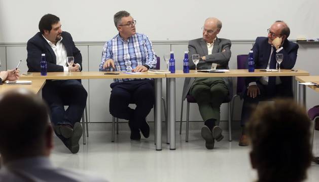 EN PRIMERA PERSONA. Javier García Álvarez, de Sensum Finanzas, segundo por la izda, durante la presentación de su libro este jueves en el Club de Marketing de Navarra. De izda a derecha, le escuchan los empresarios y profesores de ESIC, Jesús Sancho Sánchez (Glocal Influence); Javier Ongay Teres (Onys Comunicación) y Eduardo Ubide Bosque (Imeanticipa) que analizaron la situación actual del emprendimiento.