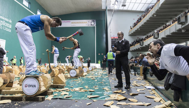 Aitzol Atutxa recibe ánimos en la última tirada del último tronco ayer a mediodía en el Labrit. El vizcaíno ha terminado pentacampeón.