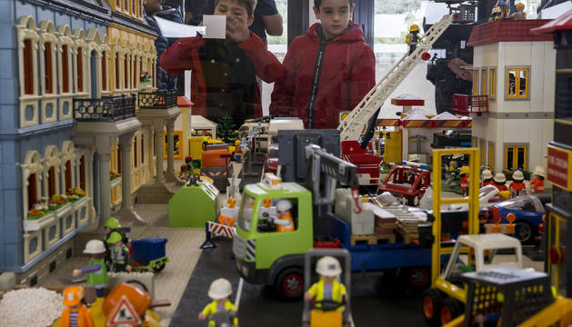 Los más pequeños observaron los dioramas de Playmobil desde cerca para encontrar a los “Papá Noel” escondidos.