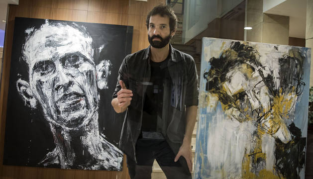 El pintor navarro Fermín Urdánoz, ante dos de las obras que forman parte de la exposición Vacío punto cero instalada en el hotel Maisonnave.
