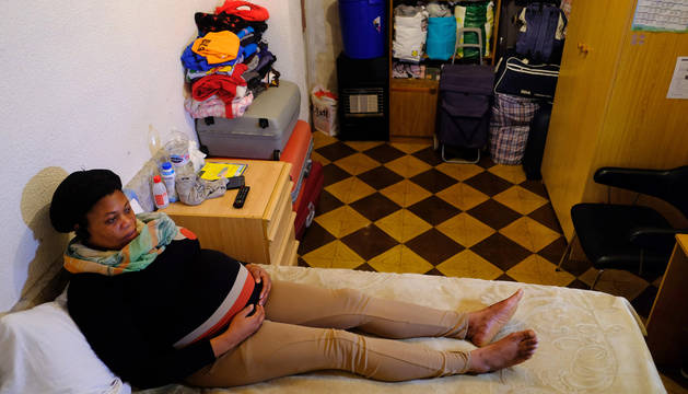 Philomena, el sábado por la mañana en la habitación que comparte con su hijo Nicolás, de 9 años.