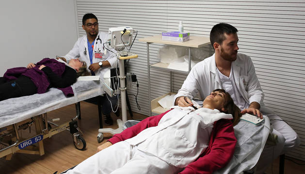 CHARLAS Y CONTROL DE FACTORES DE RIESGO. Ayer, con motivo del Día Mundial del Ictus, sanitarios del Complejo Hospitalario de Navarra realizaron distintas actividades dirigidas a la población como charlas, control de diabetes o exploraciones doppler (estudio de la circulación arterial cerebral). En la imagen los doctores Andrés Ordónez Castillo (izda) y Jon Corroza Laviñeta, que realiza un doppler a Leonor Undiano Garjón en el CHN.