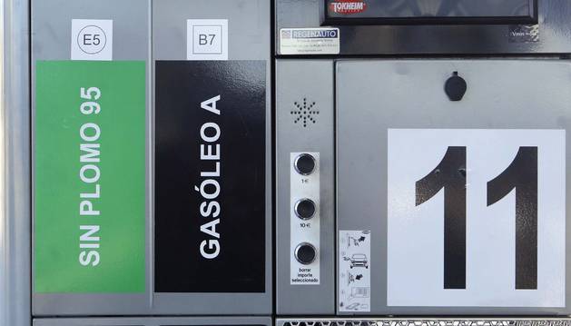 Foto de las nuevas etiquetas, en la manguera y en el frontal del surtidor, en una gasolinera de la Comarca de Pamplona. El círculo representa el combustible de gasolina, y el cuadrado, el diésel. En el interior de cada figura, el E5 indica el porcentaje de etanol en gasolina, y el B7 el porcentaje de biodiésel.
