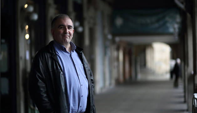 El escritor pamplonés Miguel Izu dice que investigar es para él “un vicio”. “Casi estoy más a gusto con la investigación que con ponerme a escribir luego”.