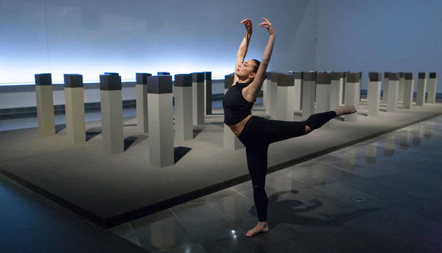 Imagen del espectáculo 'performance' en la sala de la muestra 'Menhires'.