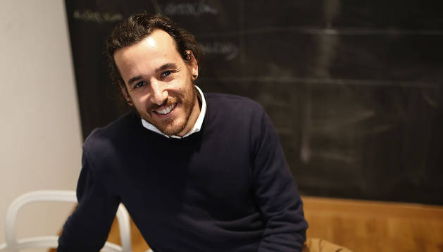 Javier Vidorreta en la sala de visitas de su empresa, y a la vez, casa compartida, con su socio en Yárnoz, pueblo del valle de Egüés.
