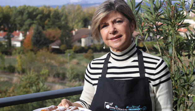 “Una receta barata fruto de los tiempos duros que les tocó vivir”. Fabiola Garrido en su casa de Entremutilvas con los canutillos recién hechos.