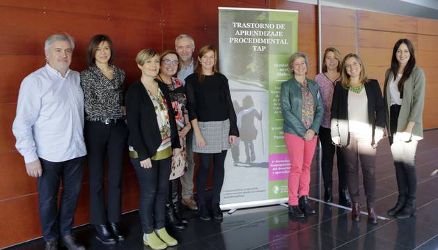 Javier Blasco y Miriam Blasco (padres de un niño con TAP), Sara Magallón (profesora de Educación y Psicología de la UN), Tona Albaladejo (vocal de la asociación TANV España), Francisco Prian (vicepresidente TANV), Nerea Crespo (psicopedagoga de la UN), Rocío Sánchez-Carpintero (neuropediatra de la CUN), Silvia Delgado (presidenta de la asociación TANV), Maite Gárriz (neuropediatra CUN) y Leire Gambra (pedagoga UN).