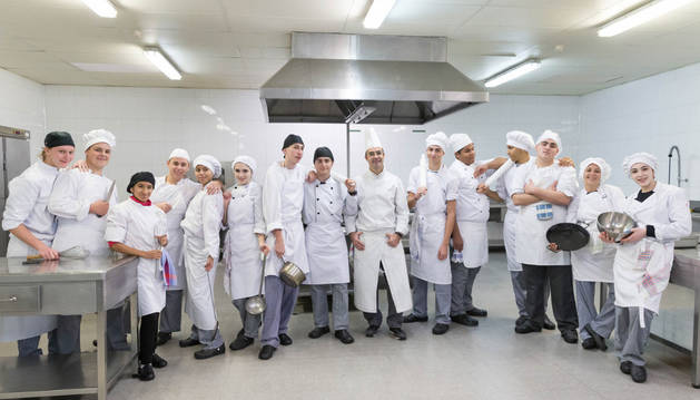 Los 14 jóvenes que cursan la FP Básica de Cocina y Restauración posaron, junto a su profesor -séptimo por la derecha-, en las instalaciones en las que aprenden a cocinar.