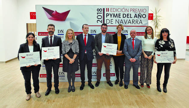 Por la izquierda: Lorena Lobete (Pyramide Asesores), Jon Angulo (Hidro Rubber), Izaskun Goñi (directora de Política de Empresa del Gobierno foral), Luciano Viguin (director de Zona en Navarra de Banco Santander), Ciro Larrañeta (Tetrace), Belén Melo (Cámara Comercio de España), Francisco López (Banco Popular-Grupo Santander), Alicia Nicolás (Grupo La Información) y Susana Grocin (Idem Biotechnology).