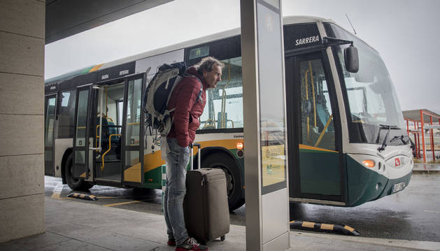 Una persona consulta los horarios de la villavesa en el aeropuerto, en una imagen de archivo.