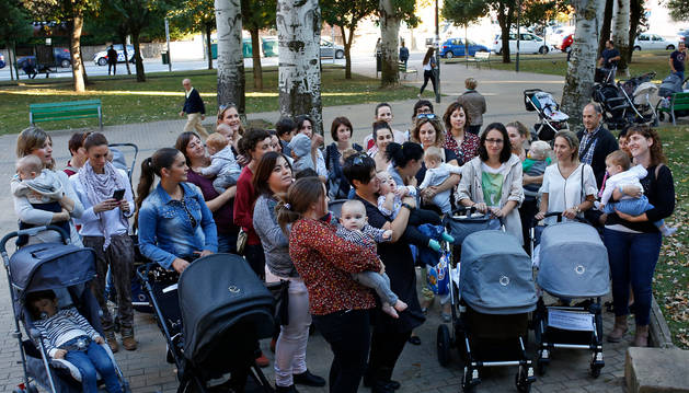 Un grupo de madres, reclamando el pasado octubre la devolución de las retenciones en las prestaciones por maternidad.