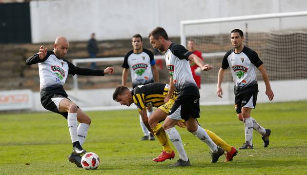 Ion Vélez intenta controlar el balón ante un jugador rival y sus compañeros Víctor Bravo, Lázaro y Lalaguna