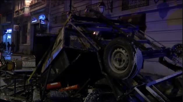 El centro de París, arrasado tras la batalla campal por la subida de los carburantes