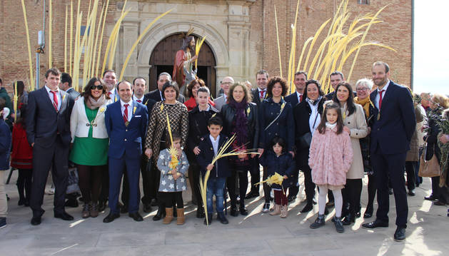 Hasta ahora, las mujeres, pese a ser miembros de derecho de la cofradía, solo participaban en la Semana Santa como parejas de los cofrades masculinos, maridos, padres o hermanos. En la foto, los hermanos que organizaron la pasada Semana Santa de San Adrián.