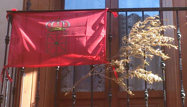La bandera de Navarra que nos une, en los balcones
