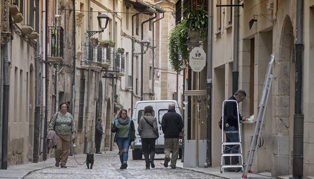 La calle La Rúa de Estella, muy transitada en una imagen de estos días del final del otoño.
