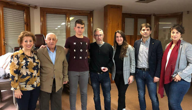 Mª Teresa Encina, Jesús Mª Zabalza, Manuel Hernández (hijo), Manuel Hernández de Frías con la insignia de plata, Ana Hernández, Pablo Azcona y Mariví Sevilla.