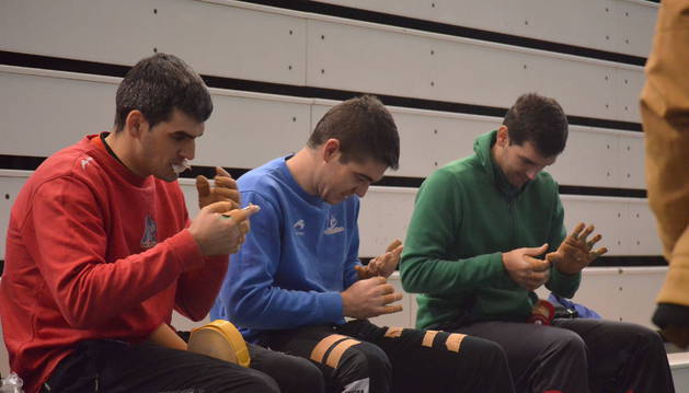 Los pelotaris de Aspe Joseba Ezkurdia, Iker Irribarria y Ladis Galarza preparan sus tacos momentos antes de la elección de material que tuvo lugar ayer en Arbizu.