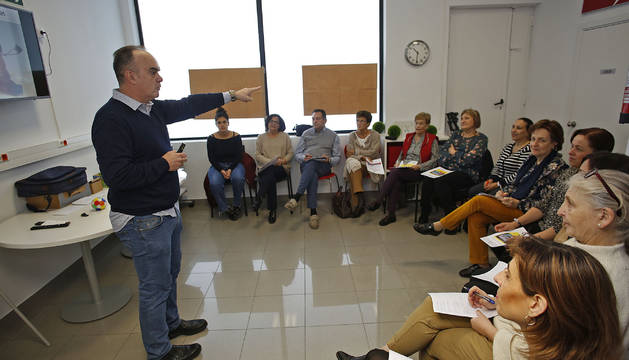 El 'coach' en valores Iñaki Urrizola, impartiendo un taller en la fundación 'Profesionales Solidarios'.