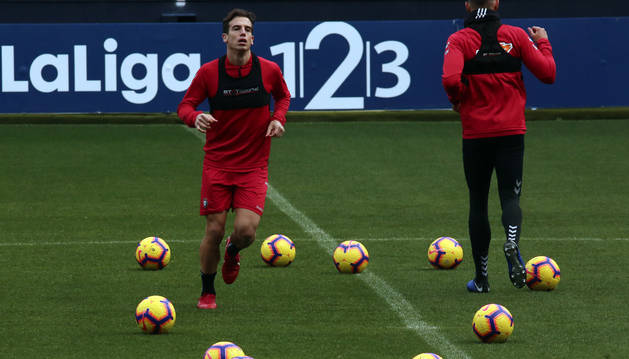 Iñigo Pérez realiza ejercicios de calentamiento rodeado de balones en El Sadar, el pasado sábado en la sesión previa al partido ante el Lugo.