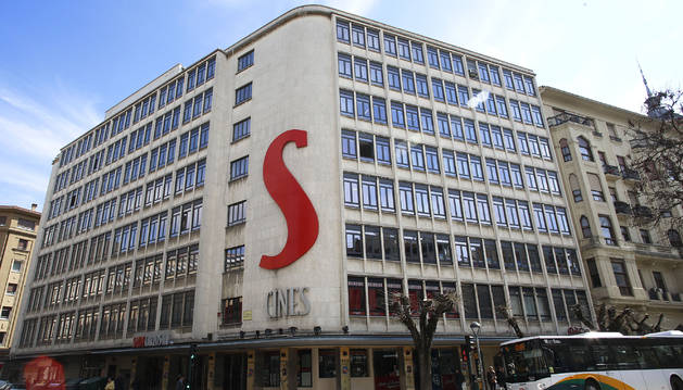 Edificio de oficinas entre las calles Paulino Caballero, Cortes de Navarra y avenida San Ignacio, que albergaba los cines Carlos III y que será derribado en próximas fechas.