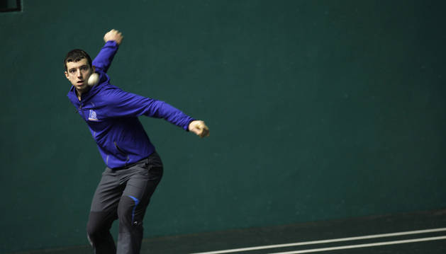 Julen Martija resta una pelota durante un entrenamiento en el frontón Labrit de Pamplona.