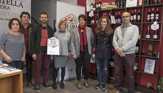 El primero de los nuevos puntos de venta, durante la inauguración en la sede del consorcio turístico.