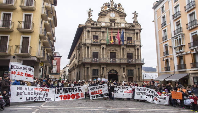 Foto de una concentración de protesta de las familias afectadas por los cambios en las escuelas infantiles en febrero de 2016.