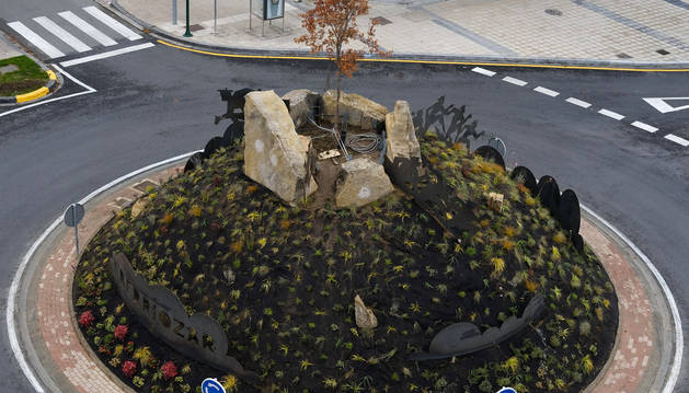 Foto de la rotonda, en el centro, una representación del monte Ezkaba, el fuerte y un homenaje a los fugados cuando era penal, en 1938.