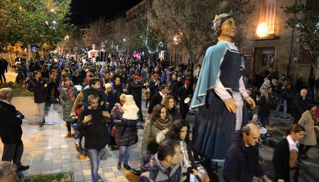 Foto de la buena temperatura hizo que los Gigantes de Tudela estuvieran acompañados por cientos de personas durante su recorrido por la ciudad.