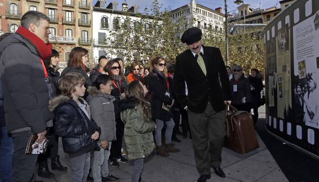 Foto de cuarenta personas recorrieron este sábado algunos de los lugares favoritos del famoso escritor en Pamplona.