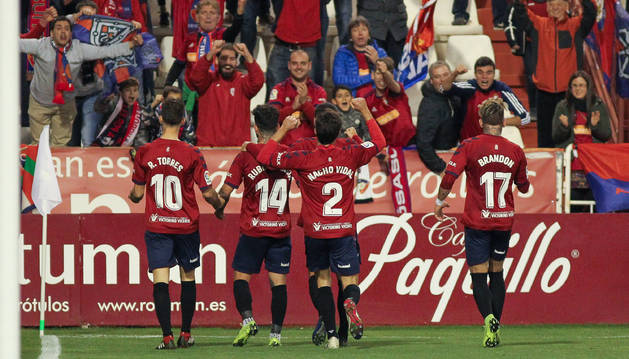 EL SUSTO DE INDAR GORRI EN EL VIAJE A ALBACETE. Osasuna estuvo arropado este sábado por más de un centenar de seguidores. La afición se dejó notar desde antes del encuentro en los aledaños del estadio. Los seguidores vibraron con los goles de Torres y de Villar. No obstante, tuvieron que esperar para entrar. El club anunció entre semana que las localidades se podían adquirir desde dos horas antes en el propio campo. El numeroso público manchego que acudió a por su entrada formó grandes esperas. Pero algunos no pudieron llegar a Albacete. El autobús en el que viajaba el grupo Indar Gorri sufrió un leve accidente al salir de un área de servicio y los seguidores tuvieron que regresar.