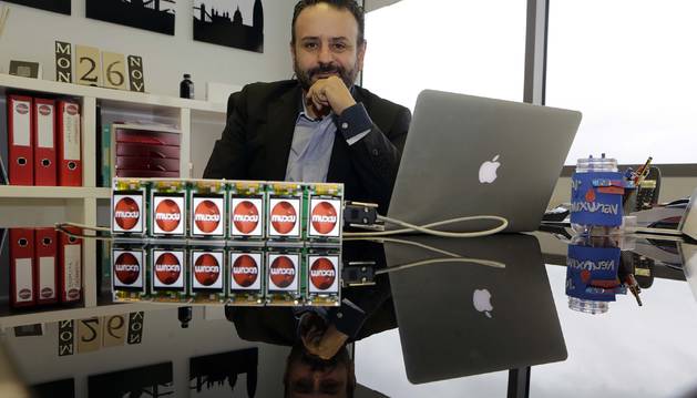 Antonio Torres López, fundador y director de la compañía, ante unos dispositivos Telmarkt para sustituir las etiquetas plásticas por pantallas digitales en las máquinas vending.