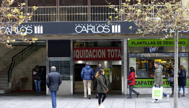 Entrada al centro comercial Carlos III en los números 13 y 15 de la avenida, que se derribará en febrero del próximo año.