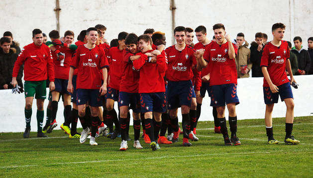 Los jugadores cadetes de Osasuna celebran el pase a la final, tras derrotar en penaltis al Levante.