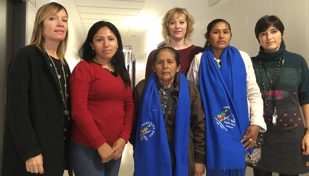 Argia Aldaya e Idoia Ortabe (Fundación Paz y Solidaridad); las tres integrantes de la Confederación Nacional de Mujeres Campesinas Indígenas Originarias de Bolivia: Marcia Edith Gonzales Torrez, María Mamani Segovia y Eloína Coca Rodríguez; y la directora del instituto Iñaki Ochoa de Olza, Aintzane Perea.