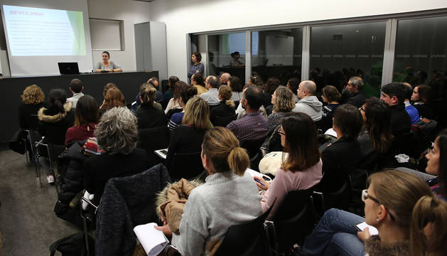 Charla informativa de las madres que reclaman el IRPF en Civivox Mendillorri.