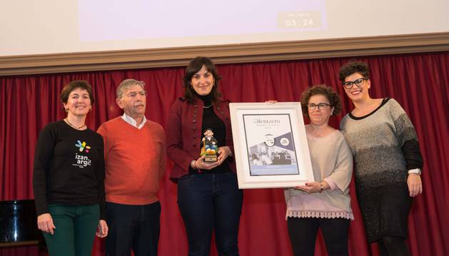 Foto de Cristina Lallana; los voluntarios de Villa Javier Juan José Valencia, Beatriz Baztán y Mayte Garrido; y Jessica Larrasoain.