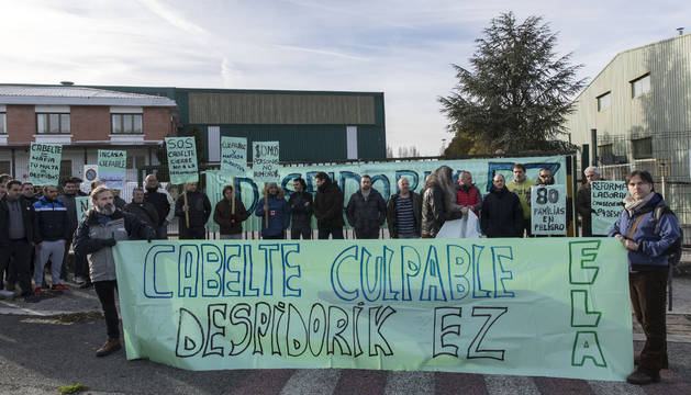 Foto de los trabajadores de Incasa-Cabelte se manifestaron ayer ante la fábrica para denunciar su indefensión ante los despidos.